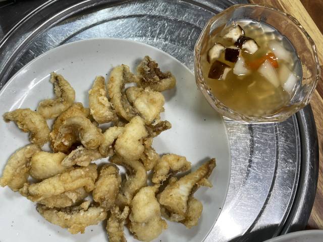 우해이어보 속 어류를 활용한 코스요리 체험에서 나온 아구 탕수육