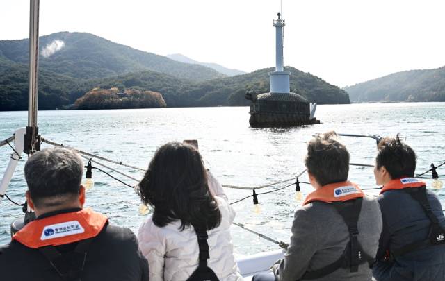 경남도 남해안과 통영시 해양관광과 직원들이 통영요트학교 요트를 타고 한산대첩 승전 항로의 주요 지점인 한산도 제승당 앞 거북등대를 탐방하고 있다. /김승권 기자/