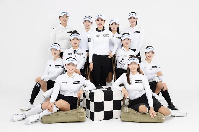 메디힐 골프단 선수들이 단체사진을 찍고 있다.(사진=메디힐 제공)