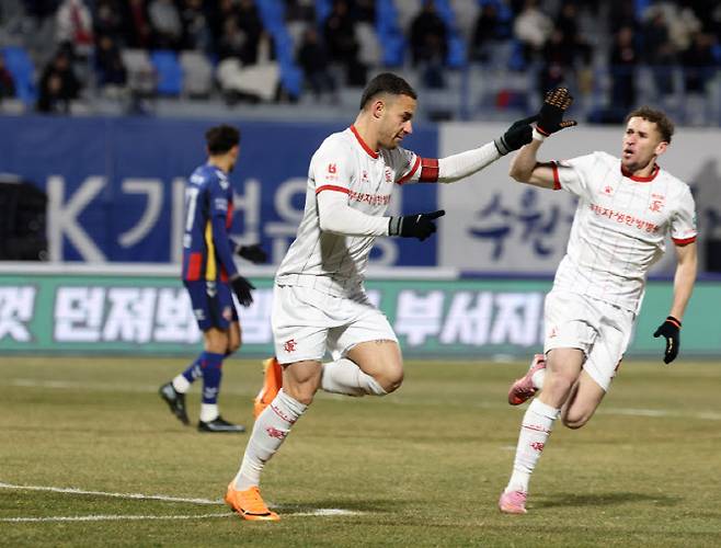 8일 수원종합운동장에서 열린 프로축구 승강 플레이오프 2차전 수원FC와 부천FC의 경기. 전반 부천FC 바사니가 선제골을 넣은 뒤 기뻐하고 있다. 사진=연합뉴스
