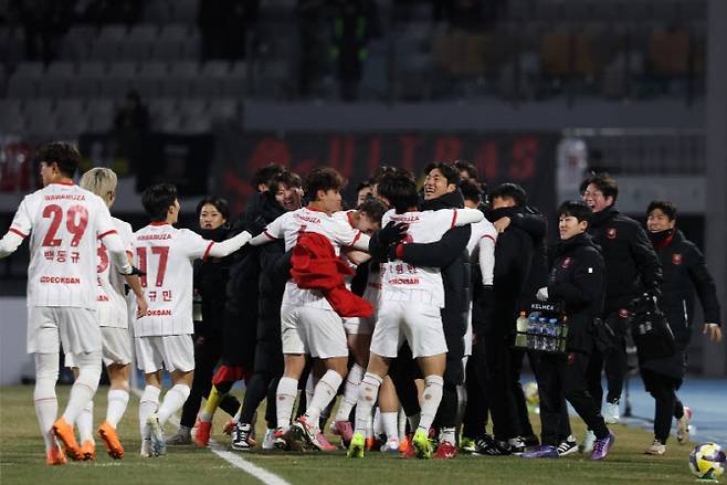 8일 수원종합운동장에서 열린 프로축구 승강 플레이오프 2차전 수원FC와 부천FC의 경기. 전반 부천FC 바사니가 선제골을 넣은 뒤 기뻐하고 있다. 사진=연합뉴스