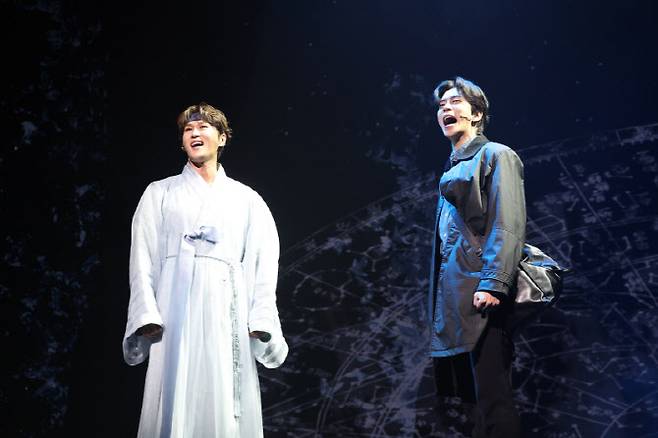 뮤지컬 '한복 입은 남자' 배우 신성록과 박은태가 9일 서울 중구 충무아트센터 대극장에서 주요 장면 시연을 하고 있다. (사진=뉴시스)