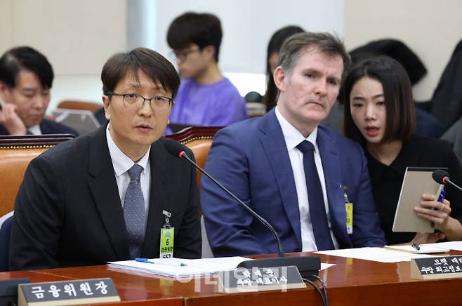 3일 서울 여의도 국회 정무위원회 전체회의에서 쿠팡 개인정보 유출 관련 현안질의가 열렸다. 박대준(왼쪽) 쿠팡 대표이사가 질의에 답변하고 있다. 오른쪽은 브랫 매티스 쿠팡 최고정보 보안책임자.(사진=노진환 기자)