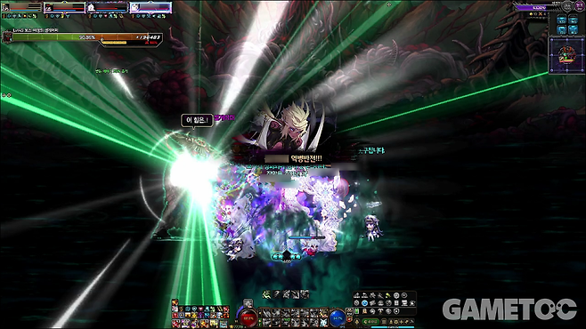 보스의 안광이 붉은색으로 빛날 때 역병 반전을 사용하면 그로기가 발생한다 (사진=김영찬 기자)