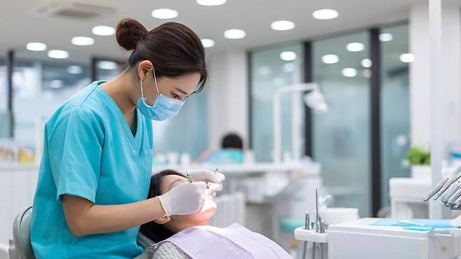 스케일링은 만 19세 이상 성인에게 연 1회 건강보험이 적용된다｜출처: 클립아트코리아