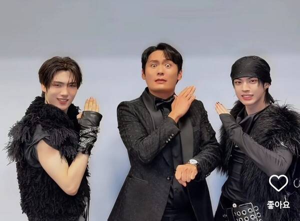 TWS 멤버 영재, 도훈과 배우 최대훈(가운데) / 사진=TWS 공식 SNS