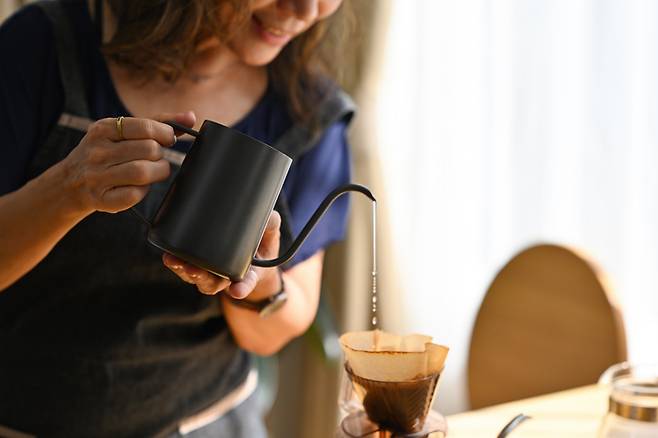 커피로 하루를 시작하는 습관이 고령층에게는 만성 통증을 악화시키는 요인으로 작용할 수 있다는 연구 결과가 나왔다. 사진=게티이미지뱅크