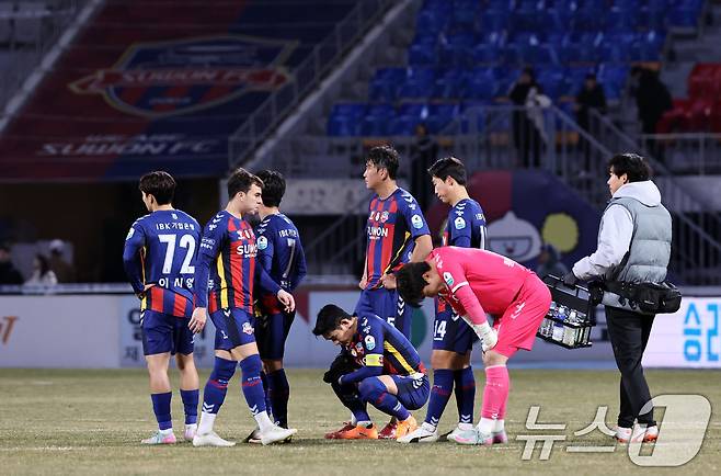 수원FC는 K리그2 3위 부천에게 2연패를 당하며 6년 만에 2부리그로 내려간다. ⓒ News1 구윤성 기자