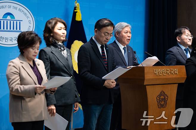 서왕진 조국혁신당 원내대표를 비롯한 의원들이 지난 5일 서울 여의도 국회 소통관에서 내란전담재판부 설치법안 관련 기자회견을 하고 있다. 2025.12.5/뉴스1 ⓒ News1 유승관 기자