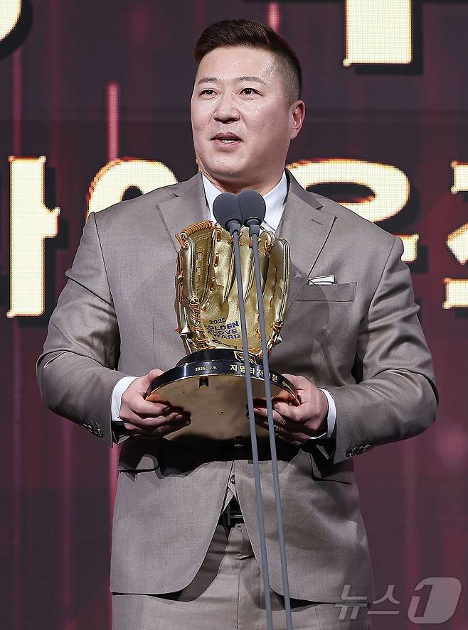 9일 오후 서울 송파구 롯데호텔 월드에서 열린 프로야구 2025 신한 SOL뱅크 골든글러브 시상식에서 지명타자 부문 골든글러브를 수상한 삼성 최형우가 수상 소감을 말하고 있다. 2025.12.9/뉴스1 ⓒ News1 김진환 기자