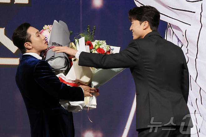 9일 오후 서울 송파구 롯데호텔 월드에서 열린 프로야구 2025 신한 SOL뱅크 골든글러브 시상식에서 2루수 부문 골든글러브를 수상한 LG 신민재가 주장 박해민의 축하를 받고 있다. 2025.12.9/뉴스1 ⓒ News1 김진환 기자