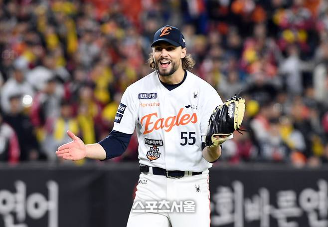 한화 선발투수 와이스가 대전 한화생명 볼파크에서 열린 2025 KBO리그 LG와 한국시리즈 4차전 5회초 1사 1,3루 상황에서 LG 박해민을 병살로 처리하며 위기를 넘기면서 포효하고 있다. 대전 | 박진업 기자 upandup@sportsseoul.com