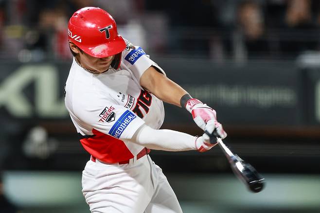 KIA 김도영이 광주-기아 챔피언스 필드에서 열린 2025 KBO리그 LG전에서 1-3으로 뒤진 4회말 무사 만루에서 대타로 나서 동점 2타점 적시타를 때리고 있다. 사진 | KIA 타이거즈