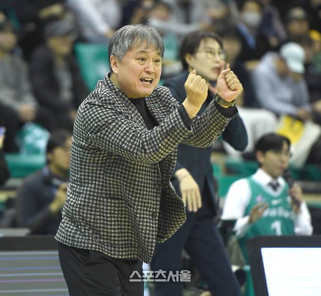 하나은행 이상범 감독이 8일 부천체육관에서 열린 2025~2026 여자프로농구 신한은행과 경기에서 작전지시를 하고 있다. 부천 | 최승섭기자 thunder@sportsseoul.com