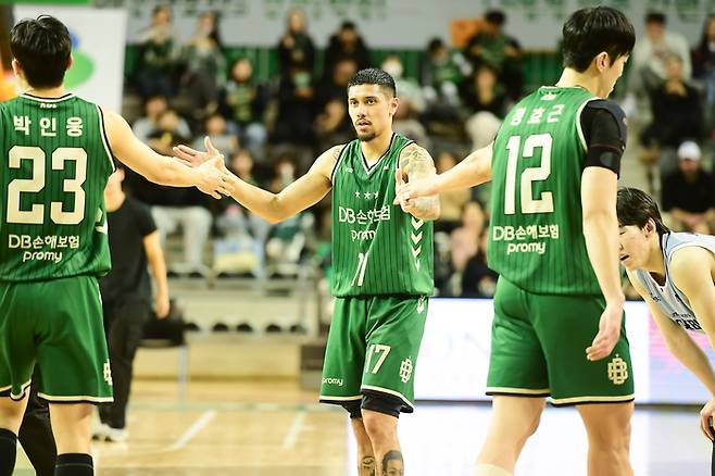 알바노가 동료 선수들과 하이파이브를 하고 있다. 사진 | KBL