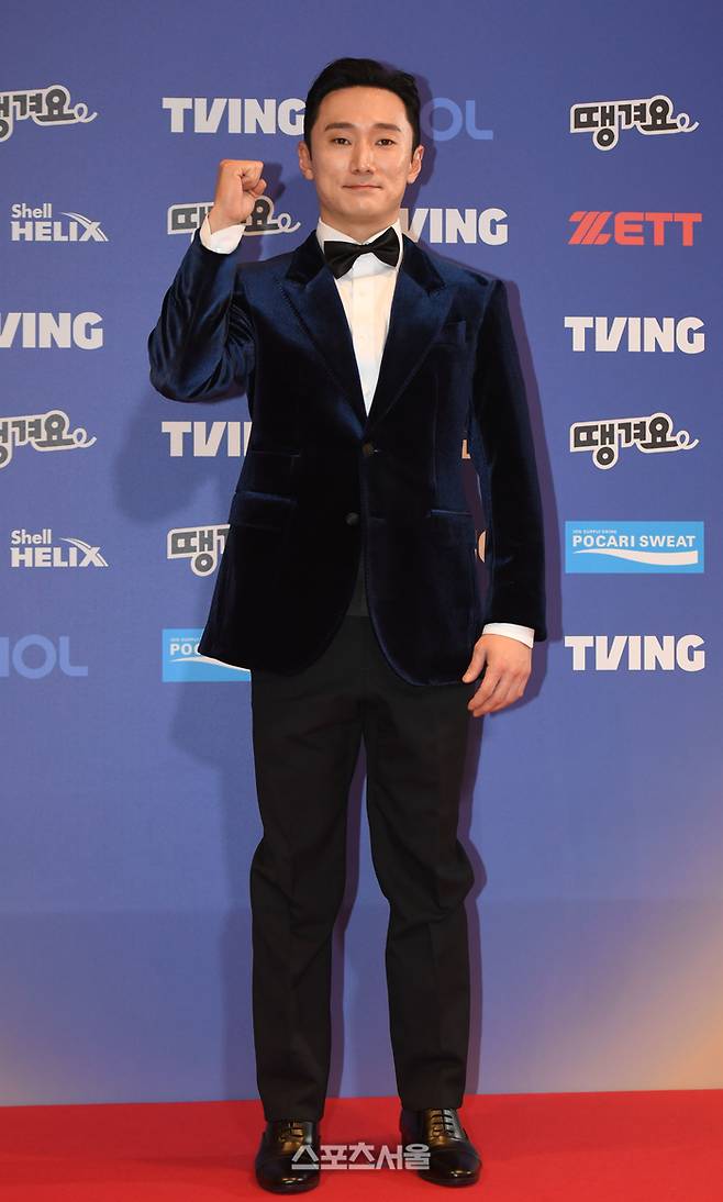 LG 신민재가 9일 서울 송파 롯데호텔 월드에서 열린 2025 KBO 골든글러브 시상식 포토월에서 포즈를 취하고 있다. 롯데호텔월드 | 최승섭기자 thunder@sportsseoul.com