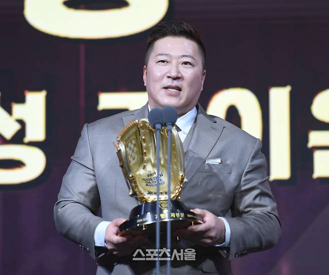 삼성 최형우가 9일 서울 송파 롯데호텔 월드에서 열린 2025 KBO 골든글러브 시상식에서 지명타자 부문 수상 후 소감을 말하고 있다. 최승섭기자 thunder@sportsseoul.com