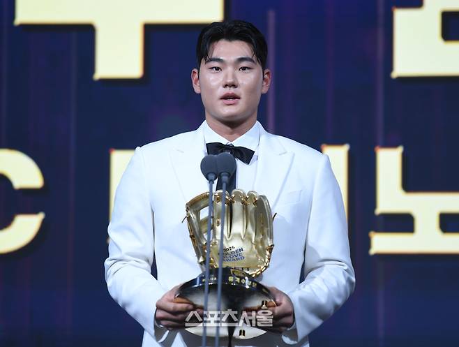 NC 김주원이 9일 서울 송파 롯데호텔 월드에서 열린 2025 KBO 골든글러브 시상식에서 유격수 부문 수상 후 소감을 말하고 있다. 사진 | 최승섭기자 thunder@sportsseoul.com