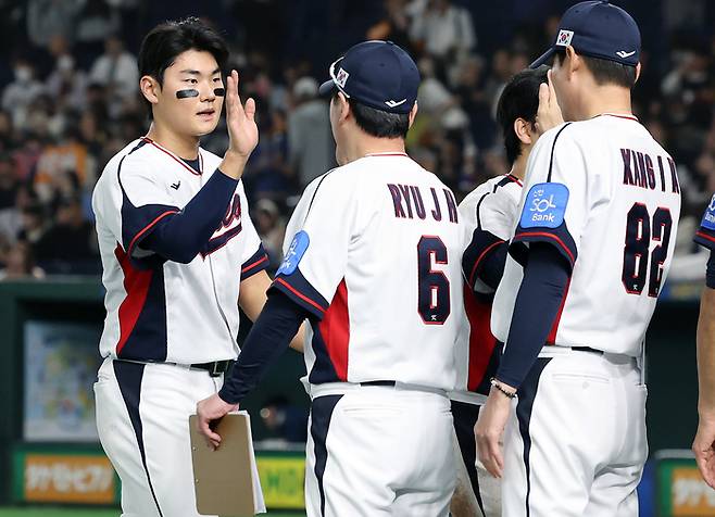 16일 일본 도쿄돔에서 열린 2025 K베이스볼 시리즈 대한민국과 일본의 평가전. 경기 후 9회말 극적인 동점 솔로홈런을 쏘아올린 김주원이 류지현 감독과 하이파이브를 나누고 있다. 이날 경기는 7-7 무승부를 기록했다. 사진 | 연합뉴스