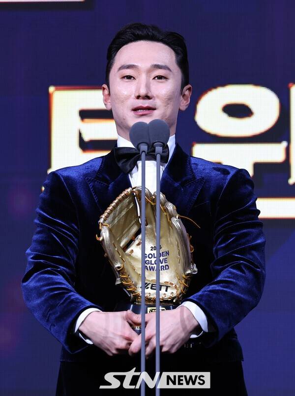 LG 트윈스 신민재가 9일 서울 송파구 롯데호텔 월드에서 열린 '2025 KBO 골든글러브 시상식'에서 2루수 골든글러브를 수상 후 소감을 밝히고 있다. /사진=뉴시스