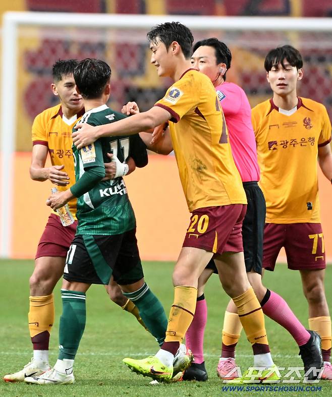 6일 서울월드컵경기장에서 열린 2025 하나은행 코리아컵 결승, 전북 현대와 광주FC의 경기. 전북 이승우가 광주 권성윤에 파울을 범해 퇴장을 당하고 있다. 상암=허상욱 기자wook@sportschosun.com/2025.12.06/