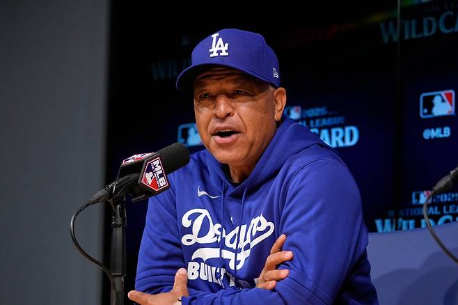 데이브 로버츠 LA 다저스 감독이 다시 한 번 오타니 쇼헤이의 WBC 참가를 두고 피칭은 자제해 달라고 요청했다. AP연합뉴스