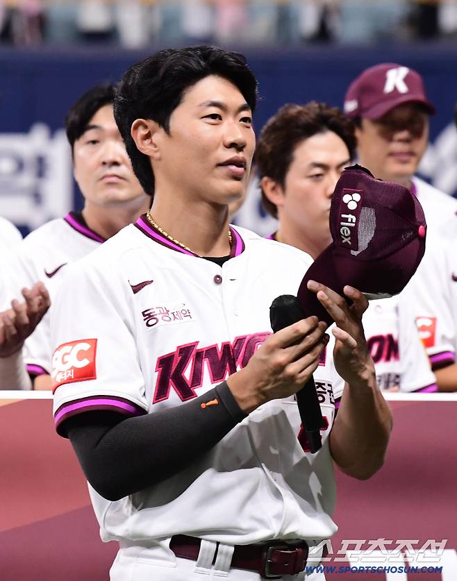 30일 서울 고척돔에서 열린 KBO리그 키움과 SSG의 경기. 경기 종료 후 올 시즌을 마친 키움 선수들이 팬들에게 인사를 했다. 팬들에게 인사하는 키움 주장 송성문. 고척=송정헌 기자songs@sportschosun.com/2025.09.30/
