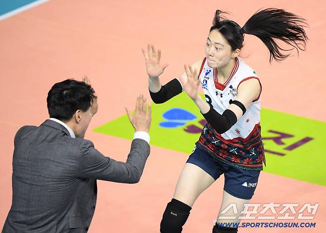 6일 인천 삼산월드체육관에서 열린 V리그 흥국생명-현대건설전. 현대건설 김다인이 득점한 후 환호하고 있다. 인천=정재근 기자 cjg@sportschosun.com/2025.12.6/