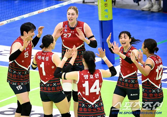 9일 수원체육관에서 열린 V리그 여자부 현대건설과 페퍼저축은행의 경기. 현대건설 선수들이 득점을 성공한 후 기뻐하고 있다. 수원=허상욱 기자wook@sportschosun.com/2025.12.09/