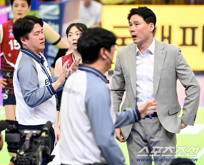 9일 수원체육관에서 열린 V리그 여자부 현대건설과 페퍼저축은행의 경기. 2세트 현대건설 강성형 감독이 김다인의 오버넷 판정에 대해 강하게 어필하고 있다. 수원=허상욱 기자wook@sportschosun.com/2025.12.09/