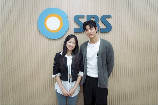 배우 김혜윤(왼쪽)과 로몬이 SBS 새 금토드라마 '오늘부터 인간입니다만'으로 호흡을 맞춘다. /SBS