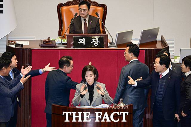 나경원 국민의힘 의원이 9일 오후 서울 여의도 국회에서 열린 본회의에서 가맹사업거래의 공정화에 관한 법률 일부개정법률안에 대해 무제한 토론을 신청한 가운데 여야 의원들이 법안과 무관한 토론이라며 대치하고 있다. /국회=남윤호 기자