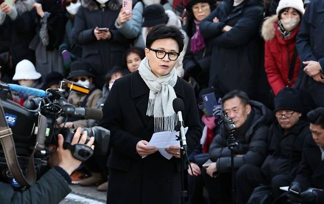 한동훈 국민의힘 전 대표가 지난 3일 서울 여의도 국회도서관 앞 쪽문에서 12ㆍ3 비상계엄 1주년 관련 기자회견을 하는 모습. 연합뉴스