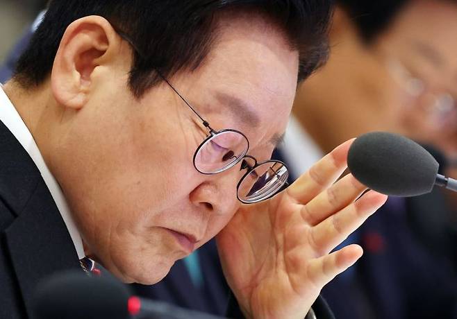 이재명 대통령이 9일 서울 용산 대통령실에서 열린 국무회의에서 자료를 보고 있다. 연합뉴스