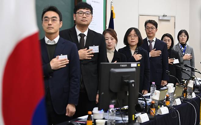 8일 오전 경기 고양시 일산 사법연수원에서 열린 전국법관대표회의에서 참석자들이 국기에 대한 경례를 하고 있다./박성원 기자