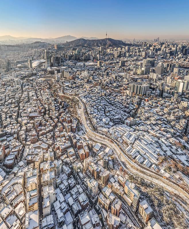 낙산 성곽길을 따라 남산타워까지 하얗게 변한 서울의 설경.