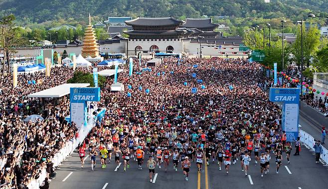 2025년 4월27일 오전 조선일보 주최 서울하프마라톤 참가자들이 서울 광화문 광장을 출발하고 있다. /이태경 기자