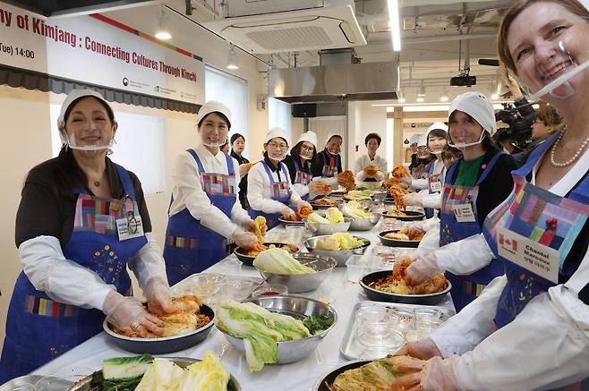 김혜경 여사가 9일 서울 종로구 북촌 한식문화공간에서 주한 외국대사 배우자들과 함께 김장을 하고 있다./연합뉴스