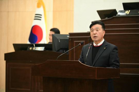 최재구 군수가 지난 8일 열린 예산군의회 2차 정례회에서 시정연설을 하고 있다.사진=예산군 제공