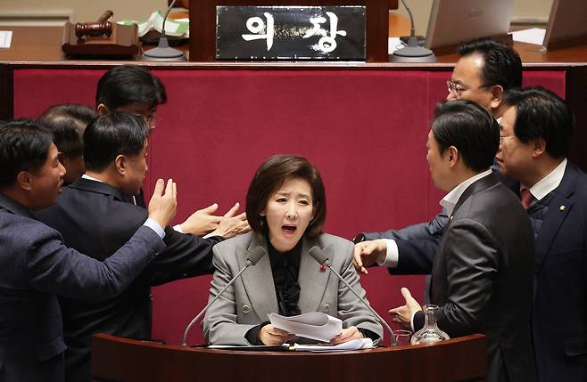 나경원 국민의힘 의원이 9일 서울 여의도 국회에서 열린 제429회국회(정기회) 제16차 본회의에서 가맹사업거래의 공정화에 관한 법률 일부개정법률안에 대한 무제한 토론(필리버스터)을 하는 가운데 여야 의원들이 충돌하고 있다. 2025.12.9/뉴스1 ⓒ News1 신웅수 기자