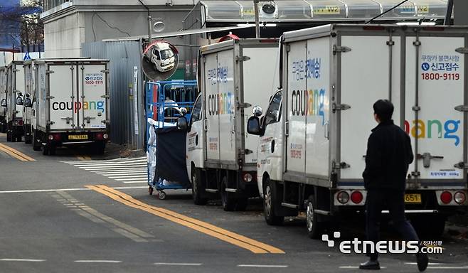 최근 대규모 정보 유출 사태로 미흡한 보안의식이 도마에 오른 쿠팡이 뒤늦게 물류센터 단기·계약직 직원 관리용 코드 체계 손질에 나섰다. 9일 서울 시내 쿠팡 물류센터에 쿠팡카가 주차되어 있다.  이동근기자 foto@etnews.com