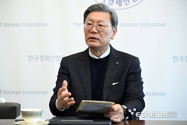 '제13회 국제 e모빌리티 엑스포 성공개최를 위한 공동조직위원장 대담 토론회'가 3일 서울 여의도 FKI타워에서 열렸다. 김창범 한국경제인협회 상근부회장이 발언하고 있다. 김민수기자 mskim@etnews.com