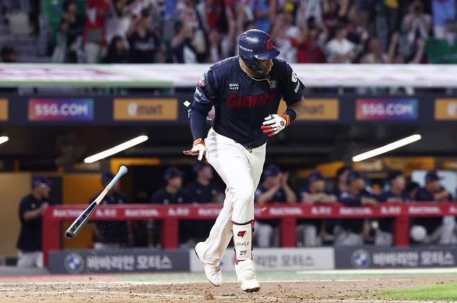 SSG랜더스필드에서 열린 '2025 신한 SOL 뱅크 KBO리그' 롯데 자이언츠와 SSG 랜더스의 경기, 롯데 레이예스가 5회초 2사 만루 상황에서 1타점 적시타를 치고 있다.뉴스1