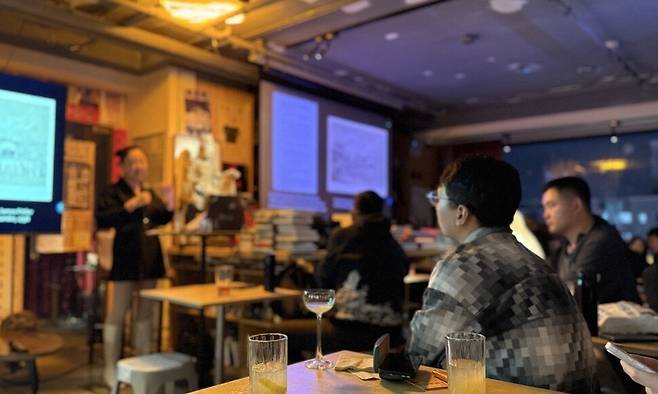 지난달 23일 저녁 베이징 우다오커우의 학술주점 ‘우주객청’에서 강연자가 청나라 때 영국 사절단에 속한 화가가 그린 그림에 대해 설명하고 있다. 베이징/이정연 특파원