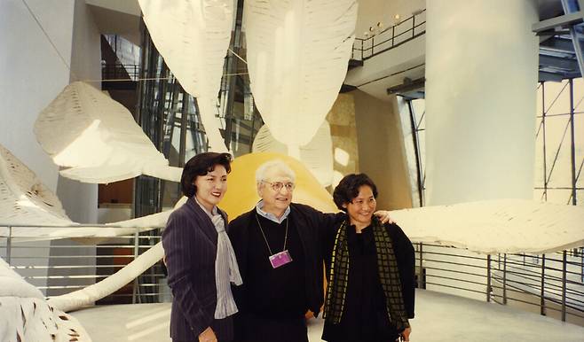 1997년 10월 구겐하임 빌바오 미술관 개관식에서 홍라희 리움미술관 명예관장(왼쪽부터), 프랭크 게리, 김홍남 전 국립중앙박물관장이 사진을 찍고 있다. 김홍남 전 국립중앙박물관장 제공