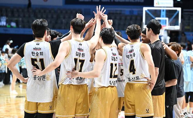 9일 고양 소노 맞대결에서 승리한 뒤 기뻐하는 안양 정관장 선수들. 한국농구연맹 제공