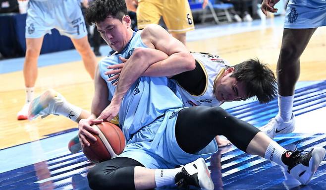 9일 안양 정관장과 고양 소노 맞대결에서 공을 두고 다투는 선수들. 한국농구연맹 제공