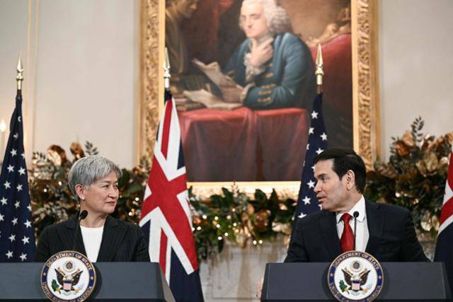 8일 미국·호주 외교·국방장관 회의가 열린 미 워싱턴 국무부 청사에서 페니 웡(왼쪽) 호주 외교부 장관과 마코 루비오 미 국무부 장관이 기자회견 도중 마주 보고 있다. 워싱턴=AFP 연합뉴스