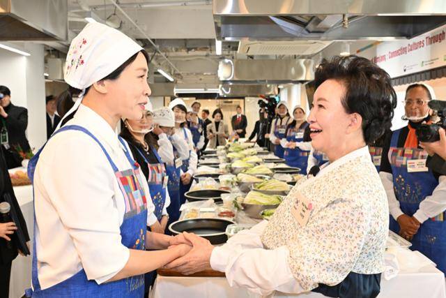 김혜경 여사가 9일 서울 종로구 북촌 한식문화공간에서 열린 주한대사 배우자 초청 김장 행사에 참석해 이하연 식품명인과 인사를 나누고 있다. 왕태석 선임기자