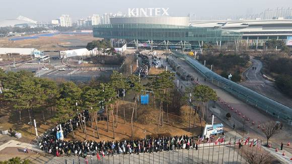 'AGF 2025'가 열린 일산 킨텍스 근처 전경. 긴 관람객의 대열이 형성돼 있다. [사진=AGF 2025 조직위원회]